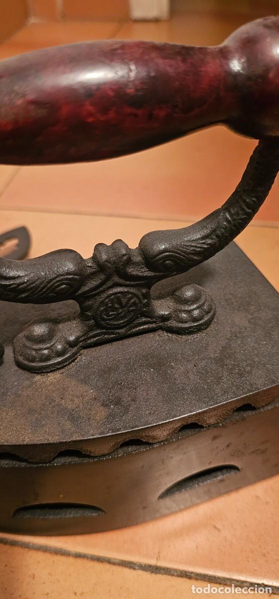 Antig&uuml;edades: Espectacular plancha de carbon con soporte - Foto 3