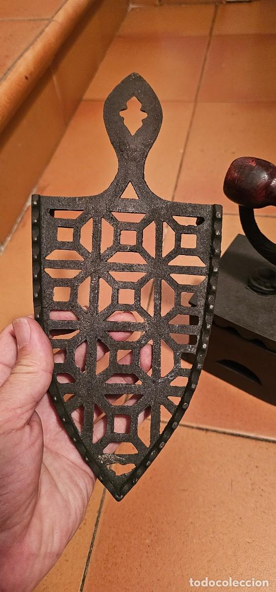 Antig&uuml;edades: Espectacular plancha de carbon con soporte - Foto 6