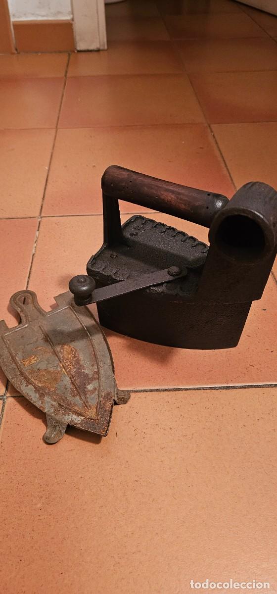 Antig&uuml;edades: Espectacular plancha de carbon con soporte
