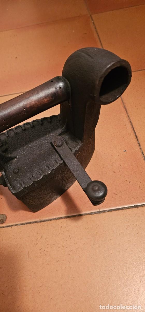 Antig&uuml;edades: Espectacular plancha de carbon con soporte - Foto 2