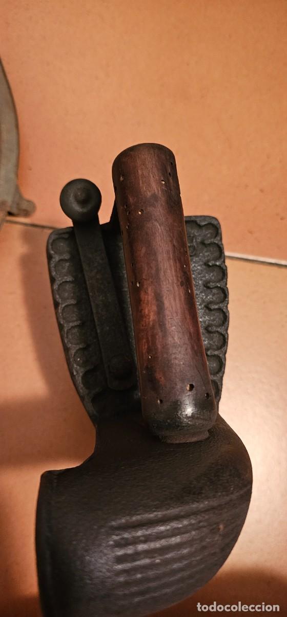 Antig&uuml;edades: Espectacular plancha de carbon con soporte - Foto 4