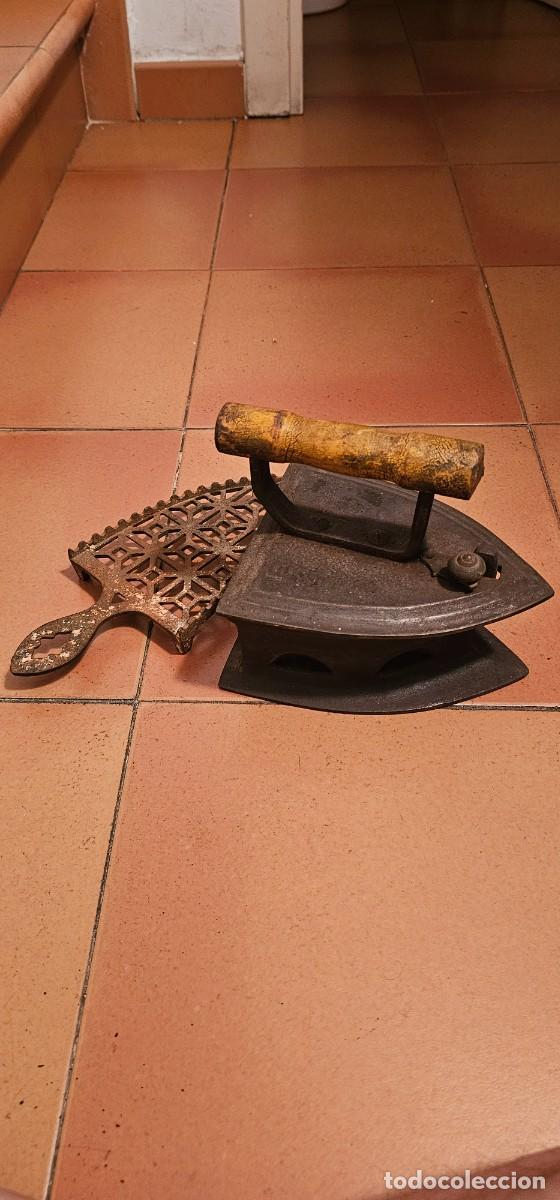 Antig&uuml;edades: Espectacular plancha de carbon con soporte