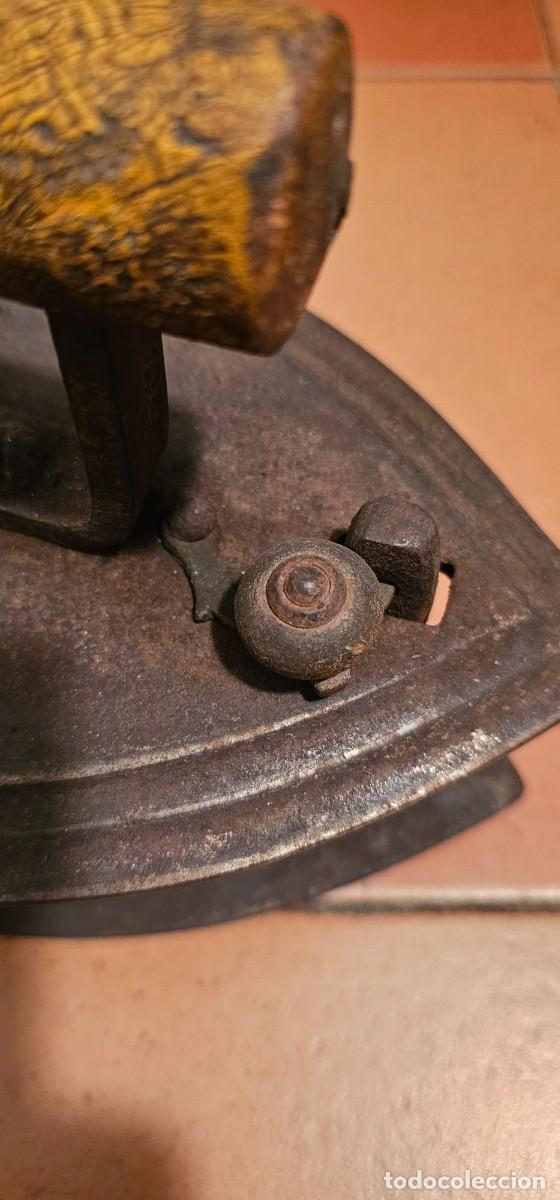 Antig&uuml;edades: Espectacular plancha de carbon con soporte - Foto 2