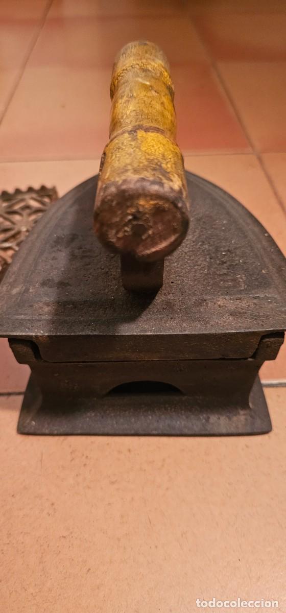Antig&uuml;edades: Espectacular plancha de carbon con soporte - Foto 3