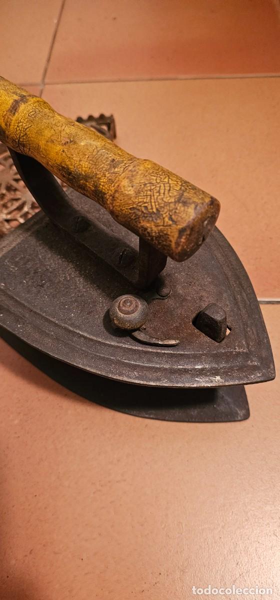 Antig&uuml;edades: Espectacular plancha de carbon con soporte - Foto 4