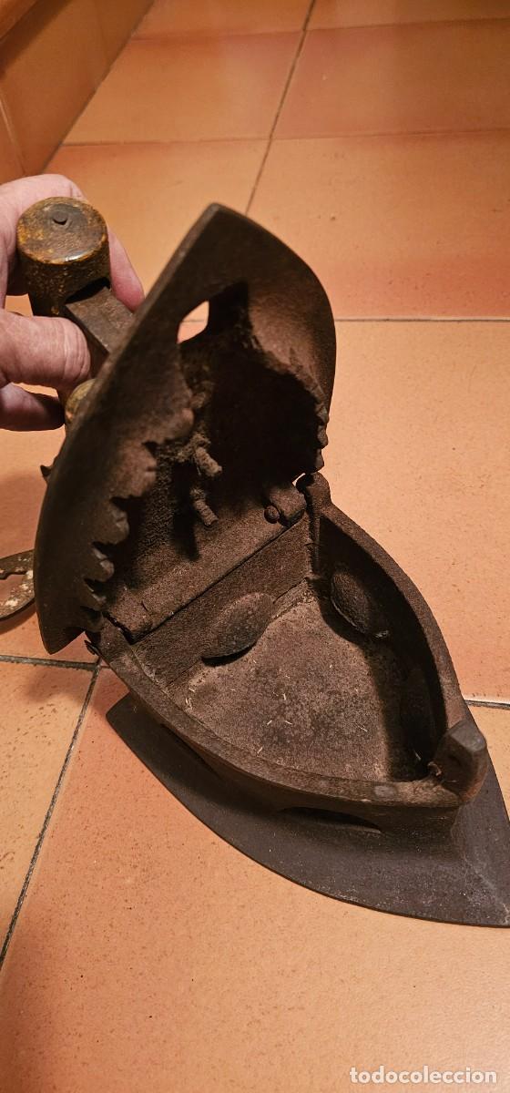 Antig&uuml;edades: Espectacular plancha de carbon con soporte - Foto 5