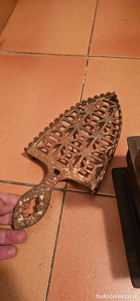 Antig&uuml;edades: Espectacular plancha de carbon con soporte - Foto 6