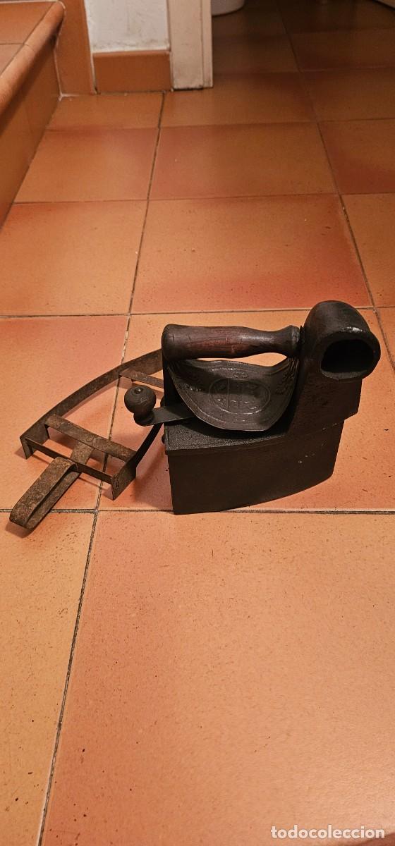 Antig&uuml;edades: Espectacular plancha de carbon con soporte