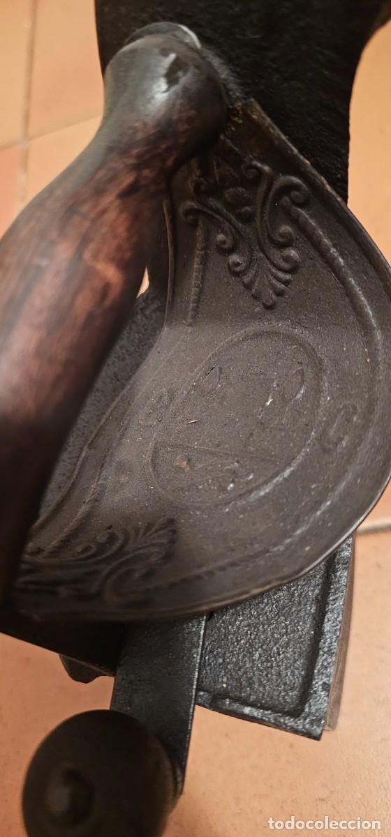 Antig&uuml;edades: Espectacular plancha de carbon con soporte - Foto 2