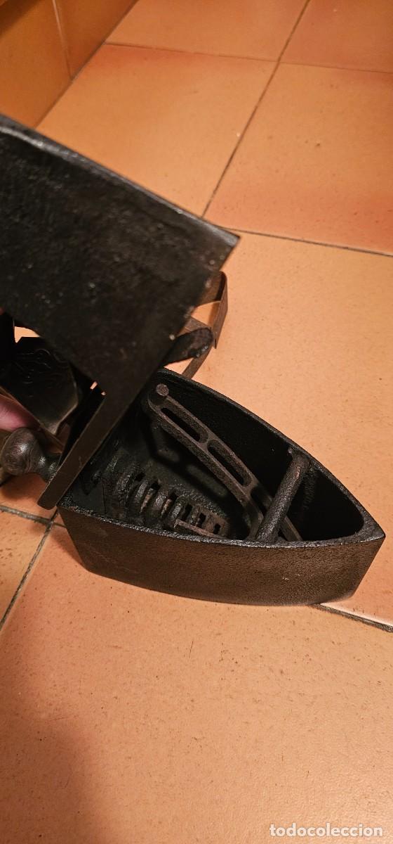 Antig&uuml;edades: Espectacular plancha de carbon con soporte - Foto 3