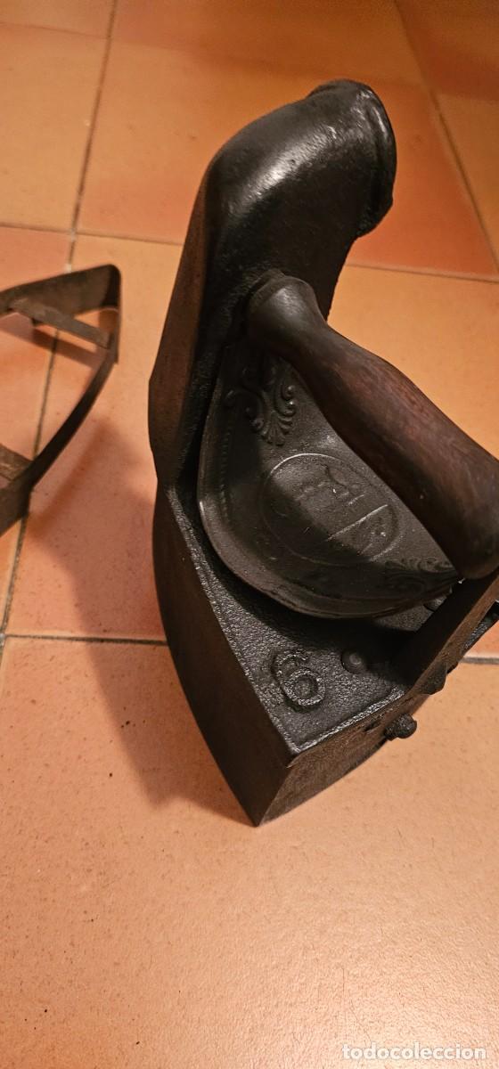 Antig&uuml;edades: Espectacular plancha de carbon con soporte - Foto 4