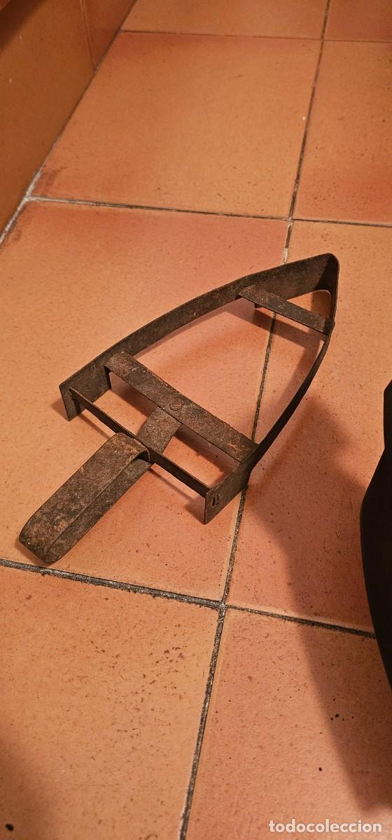 Antig&uuml;edades: Espectacular plancha de carbon con soporte - Foto 5