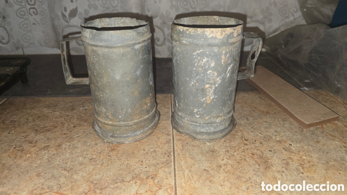 Antig&uuml;edades: Antiguas jarras de hojalata cincada de industria qu&iacute;mica
