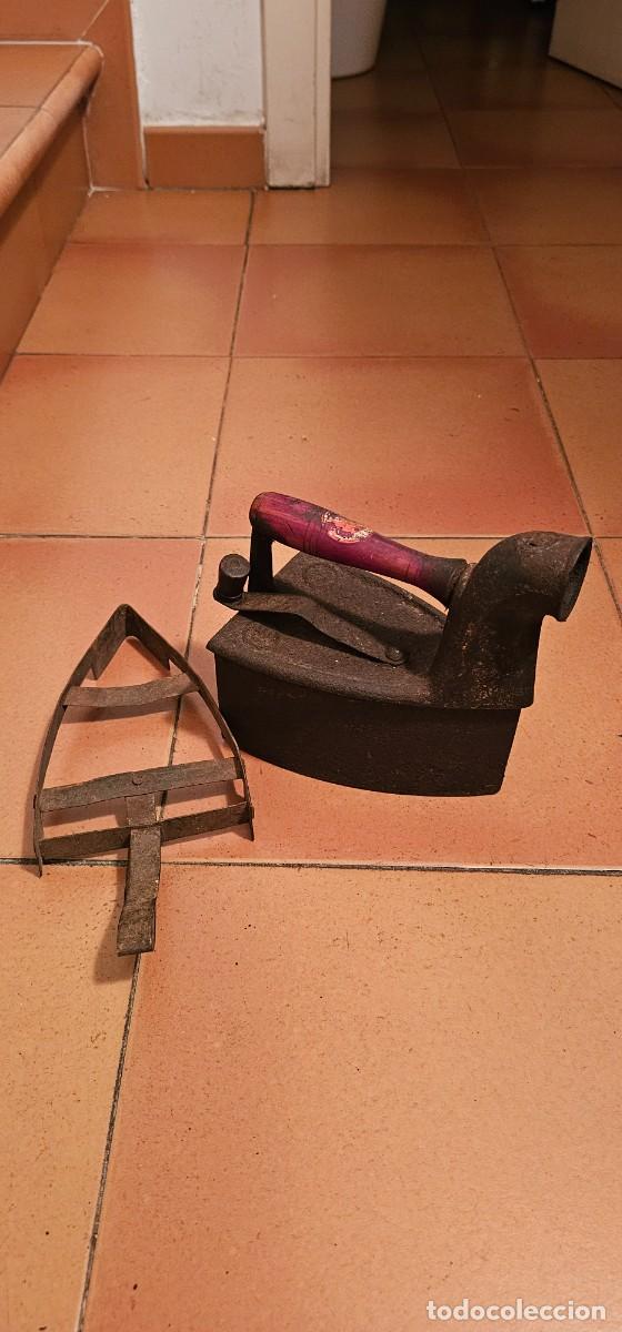 Antig&uuml;edades: Espectacular plancha de carbon con soporte