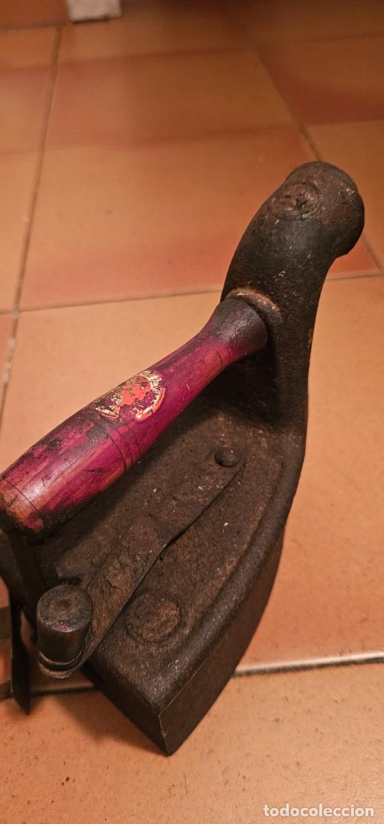 Antig&uuml;edades: Espectacular plancha de carbon con soporte - Foto 2