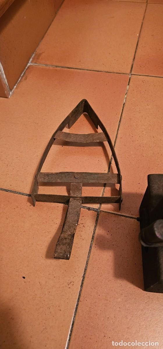 Antig&uuml;edades: Espectacular plancha de carbon con soporte - Foto 6