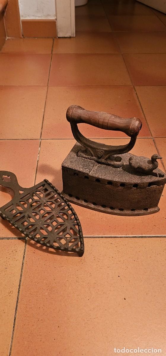 Antig&uuml;edades: Espectacular plancha de carbon con soporte