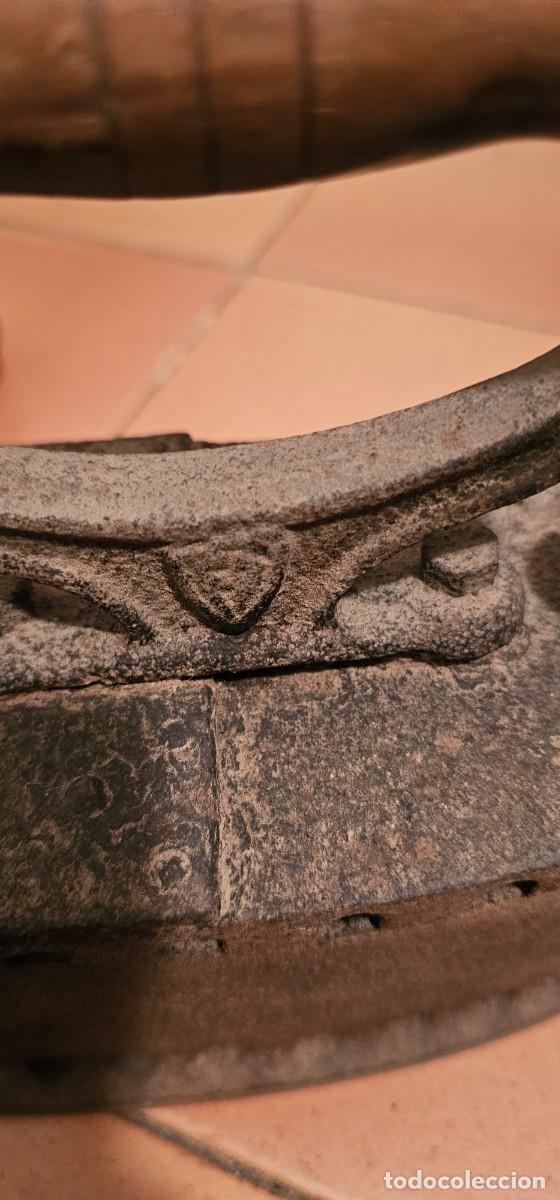 Antig&uuml;edades: Espectacular plancha de carbon con soporte - Foto 3