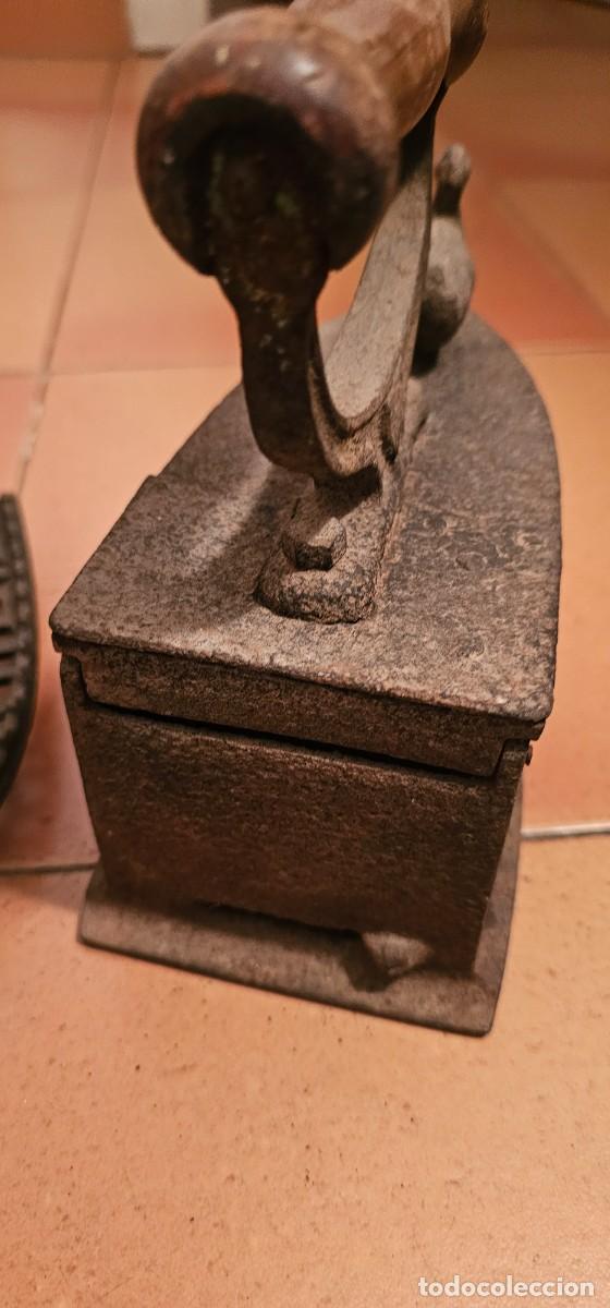 Antig&uuml;edades: Espectacular plancha de carbon con soporte - Foto 4