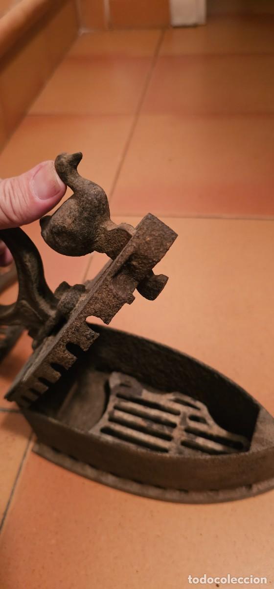 Antig&uuml;edades: Espectacular plancha de carbon con soporte - Foto 6