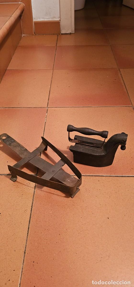 Antig&uuml;edades: Espectacular plancha de carbon con soporte