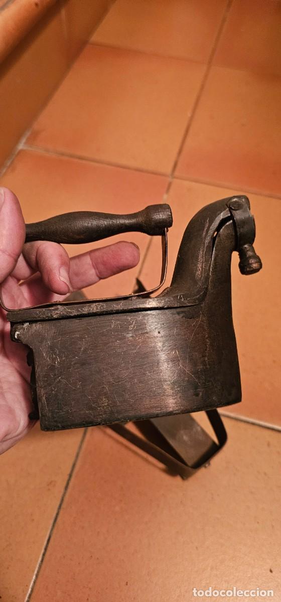 Antig&uuml;edades: Espectacular plancha de carbon con soporte - Foto 2