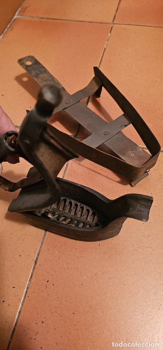 Antig&uuml;edades: Espectacular plancha de carbon con soporte - Foto 5