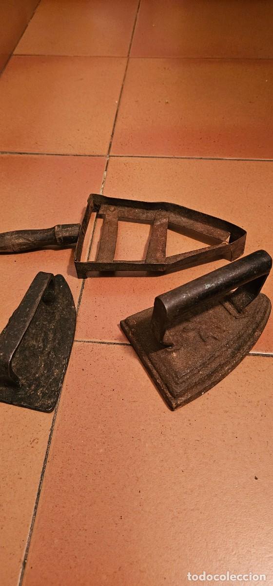 Antig&uuml;edades: Preciosas y muy antiguas planchas de hierro con soporte