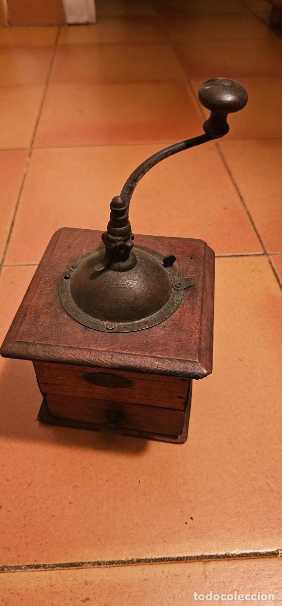 Antig&uuml;edades: Muy antiguo molinillo de cafe hierro y madera