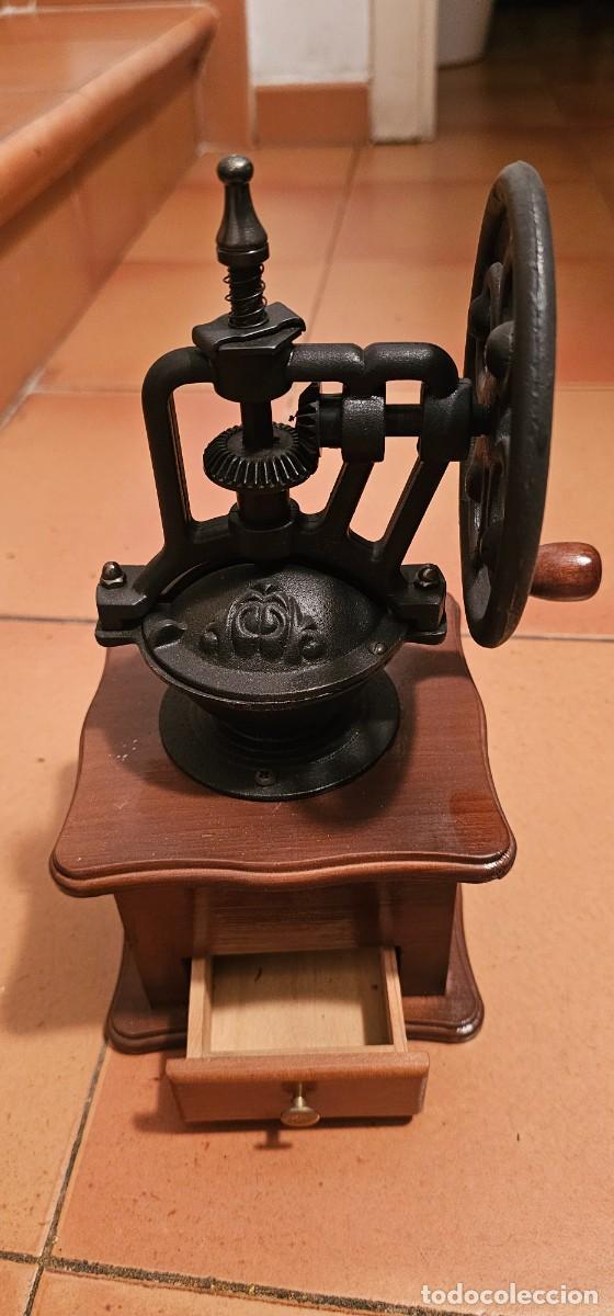 Antig&uuml;edades: Muy antiguo molinillo de cafe hierro y madera
