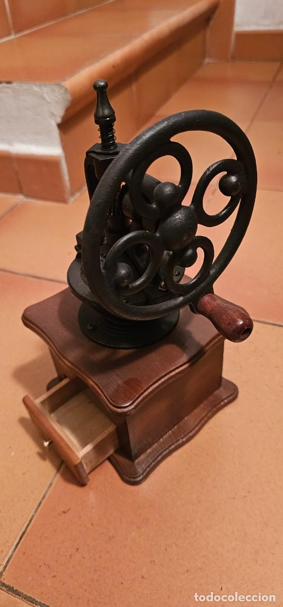 Antig&uuml;edades: Muy antiguo molinillo de cafe hierro y madera - Foto 2