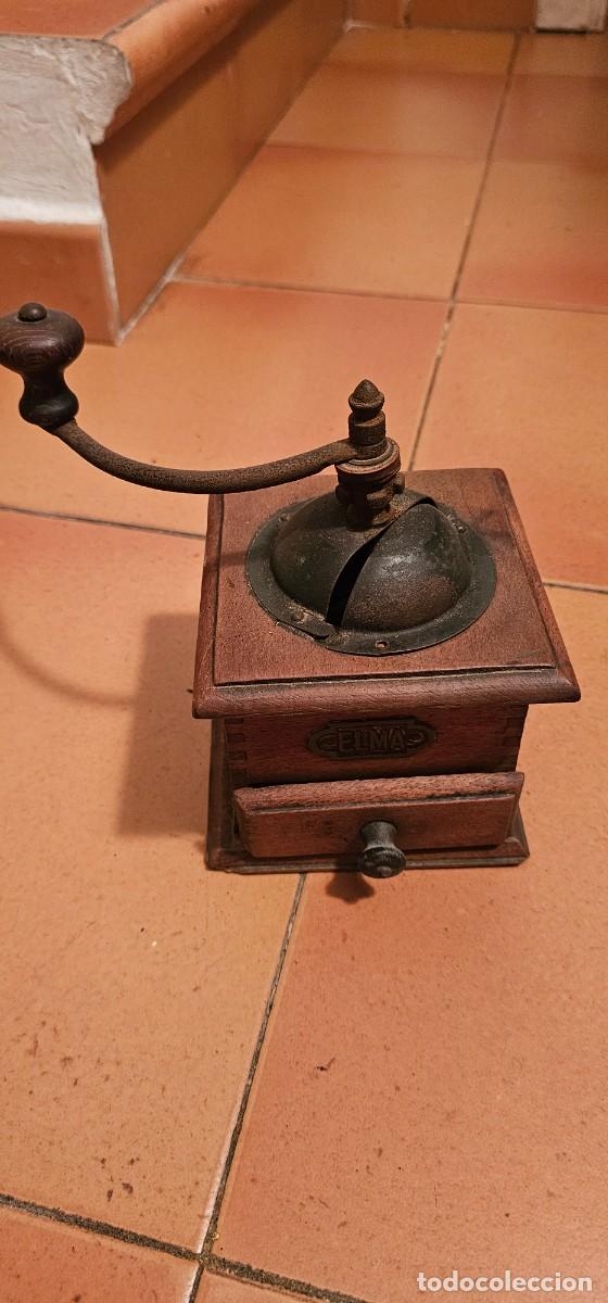 Antig&uuml;edades: Muy antiguo molinillo de cafe hierro y madera
