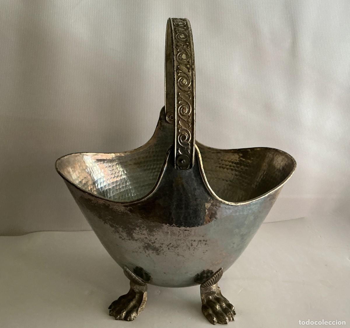 Antig&uuml;edades: Revistero cesta decorativa metal plateado martillado patas de garra estilo ingl&eacute;s a&ntilde;os 50-70
