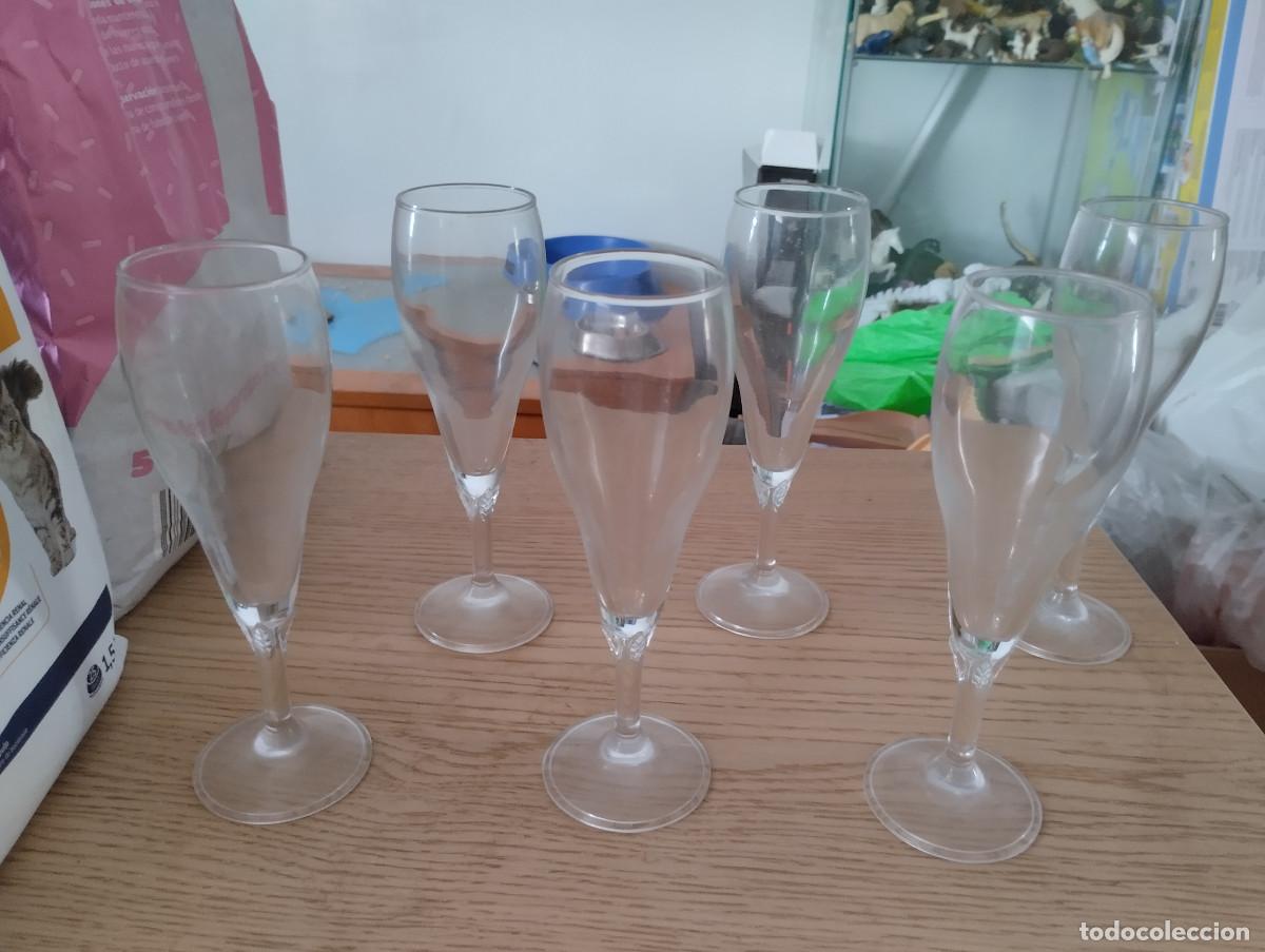 Antig&uuml;edades: seis copas de champan de cristal con dibujo de hojas