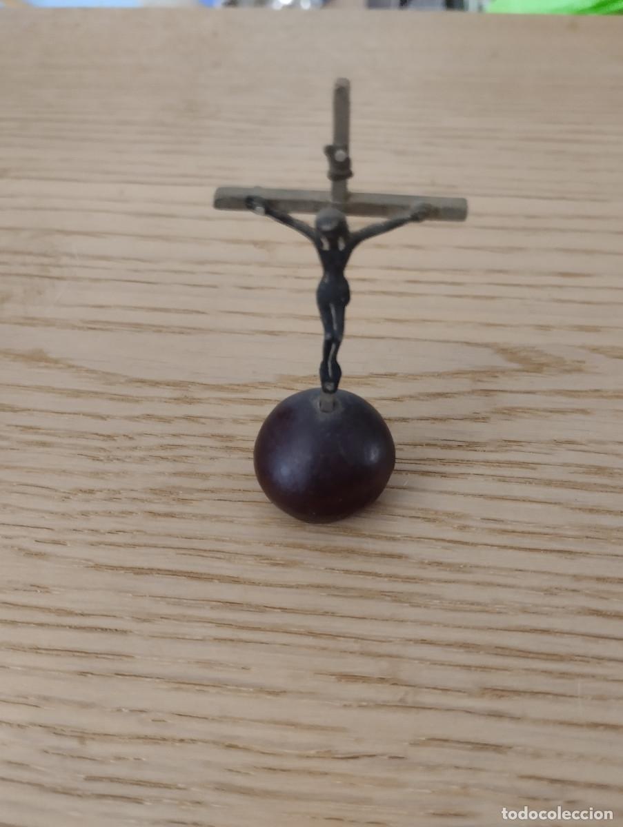 Antig&uuml;edades: peque&ntilde;o crucifijo con base de madera - Foto 1