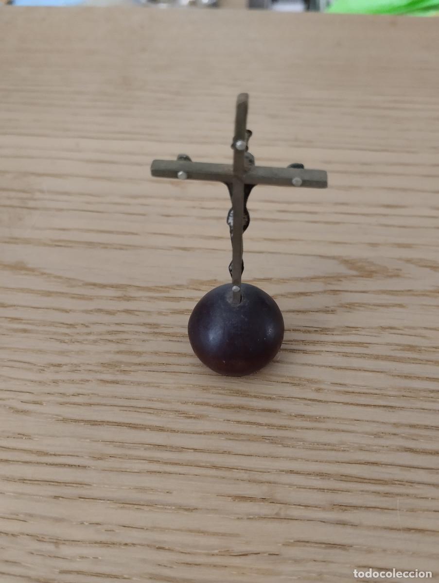 Antig&uuml;edades: peque&ntilde;o crucifijo con base de madera - Foto 2