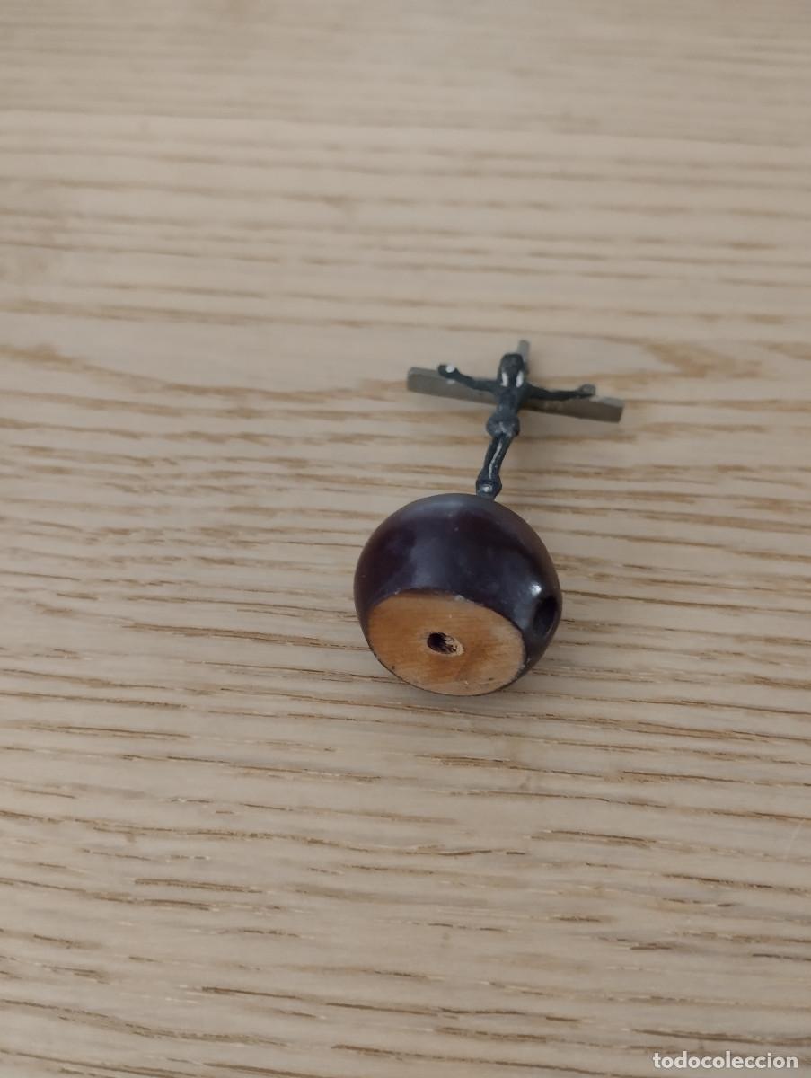 Antig&uuml;edades: peque&ntilde;o crucifijo con base de madera - Foto 3