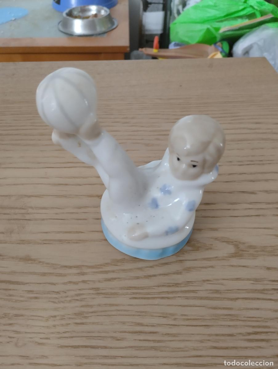 Antig&uuml;edades: figura de porcelana de ni&ntilde;o con pelota