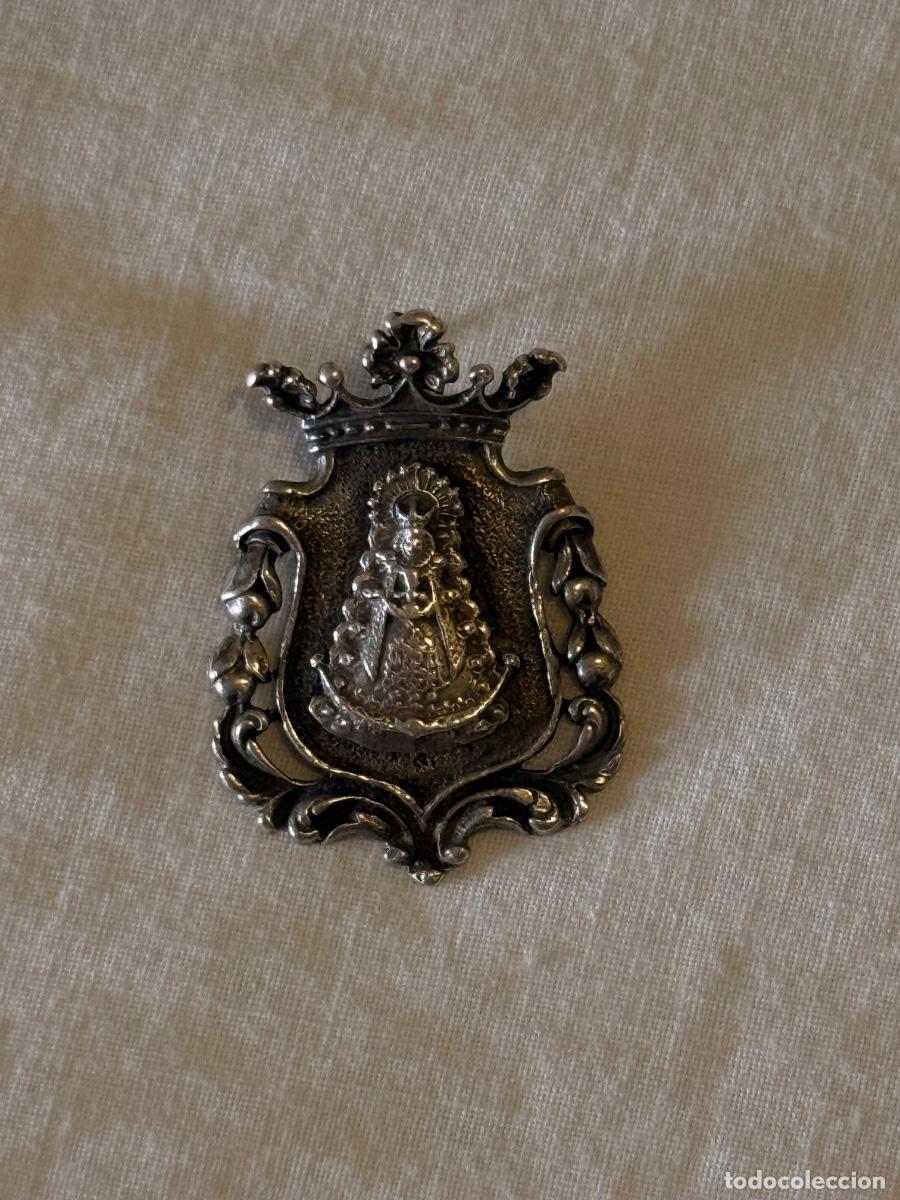 Antiques: Antigua medalla de plata Roc&iacute;o Triana y Coria
