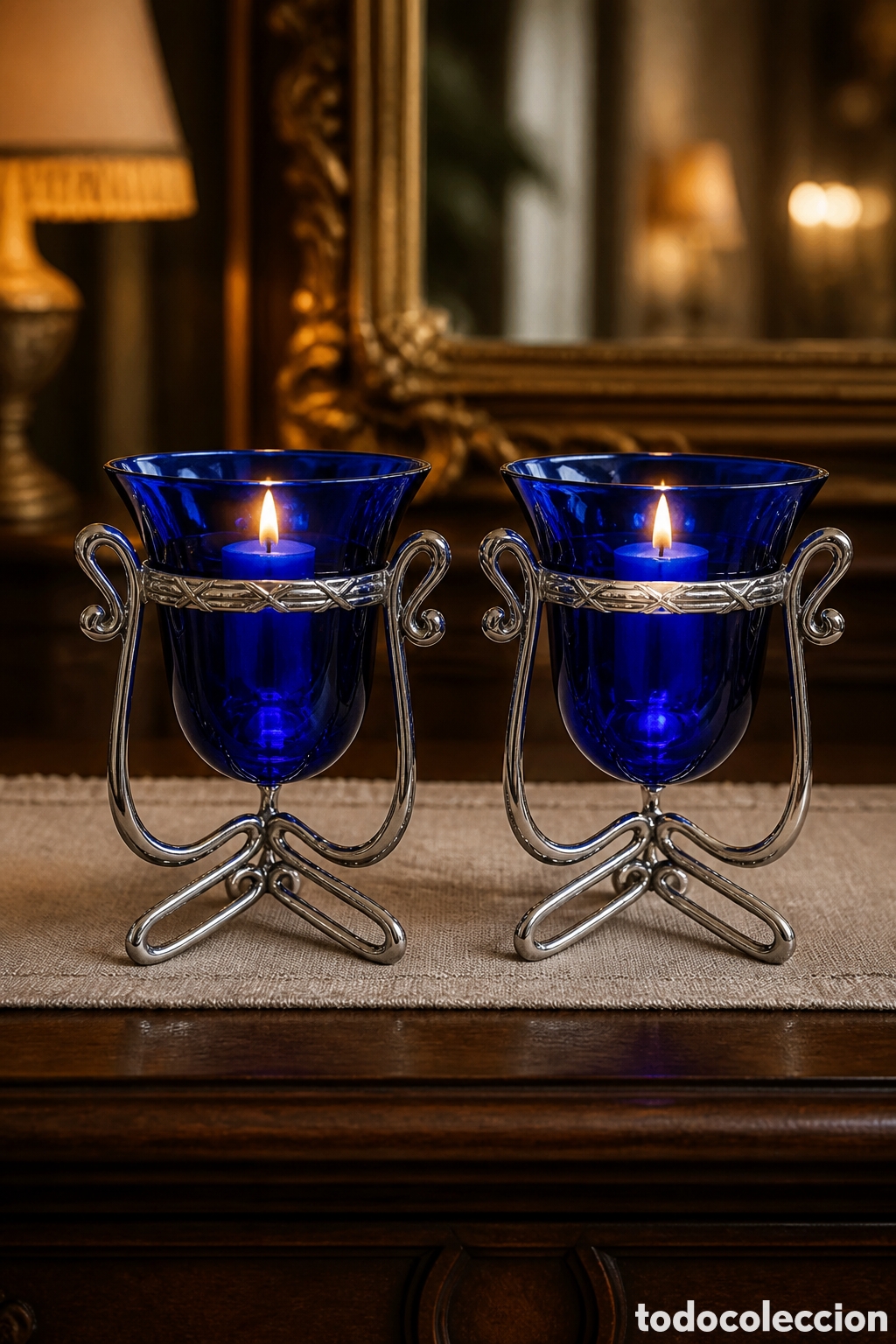 Antig&uuml;edades: Pareja de portavelas o violeteros antiguos de vidrio azul cobalto con soportes met&aacute;licos plateados..