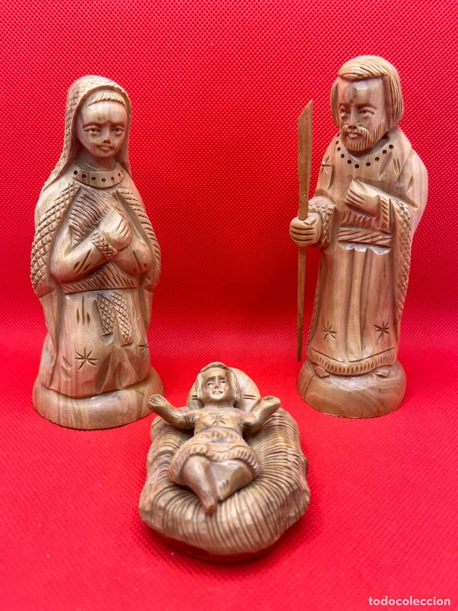 Antig&uuml;edades: Belen &rdquo;Misterio Sagrada Familia&rdquo; tallado en madera de olivo. Artesan&iacute;a de Tierra Santa. S. XX