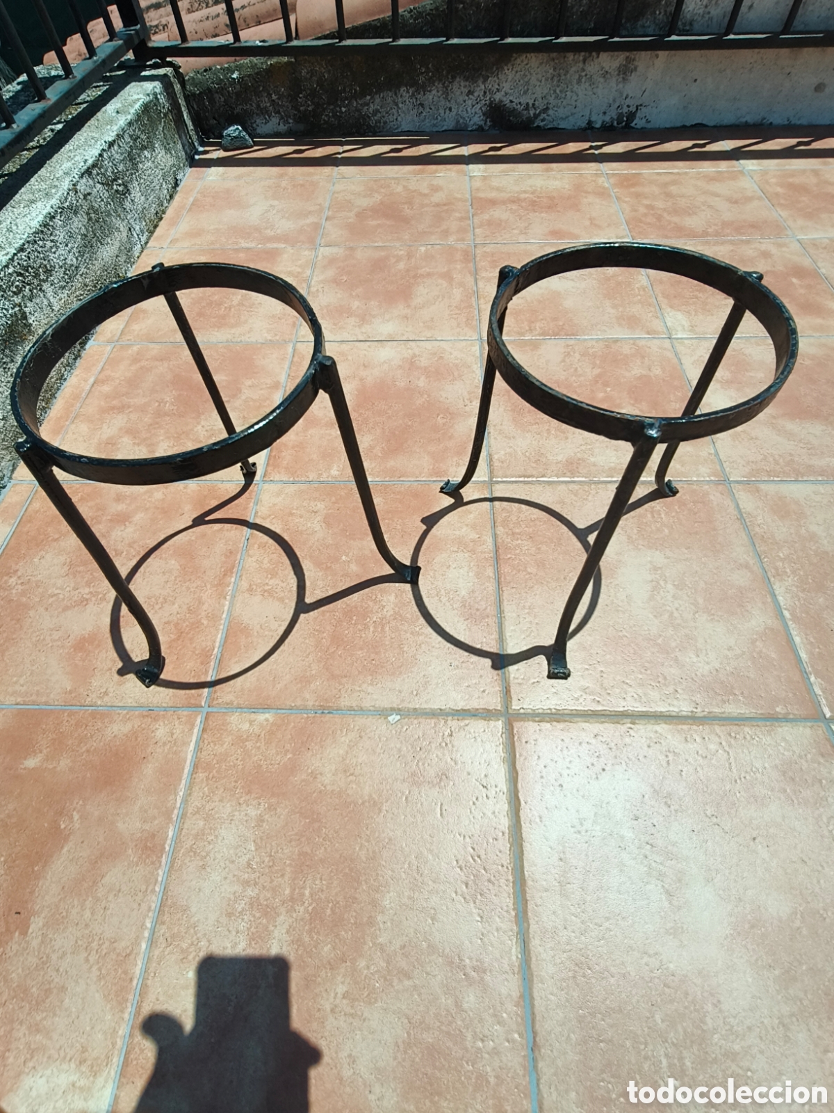Antig&uuml;edades: Pareja de soportes de hierro para macetas