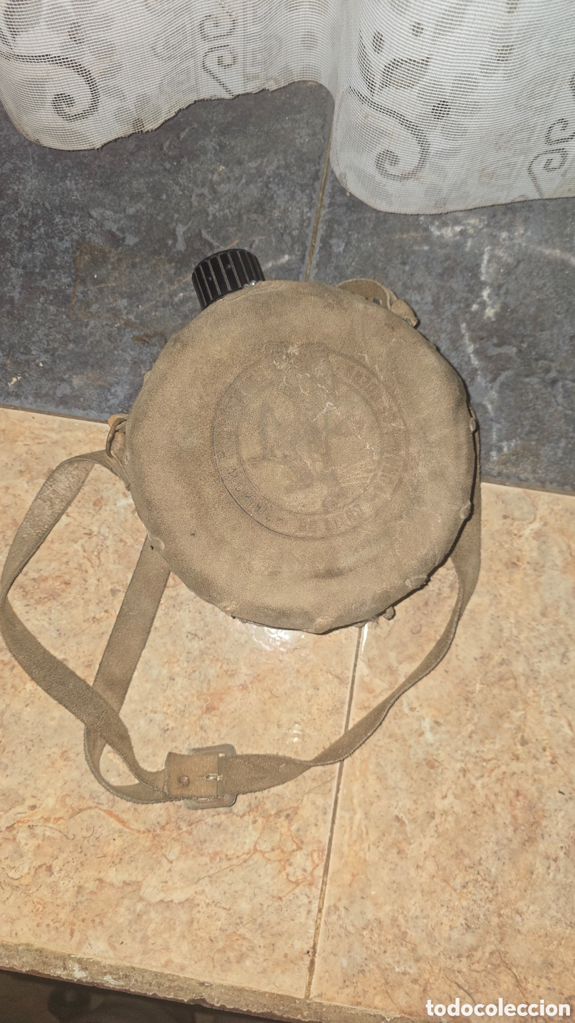 Antig&uuml;edades: Cantimplora de aluminio forrada de cuero