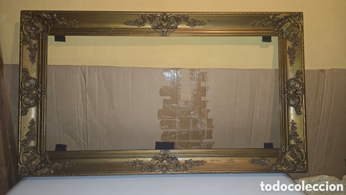 Antig&uuml;edades: Marco de madera estilo barroco ornamentado y acabado imitaci&oacute;n pan de oro