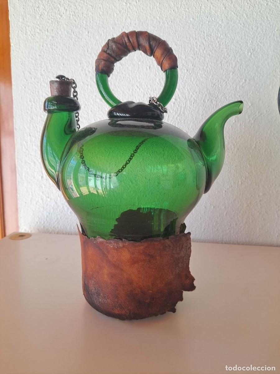 Antig&uuml;edades: Botijo de cristal verde soplado a mano con cubiertas en cuero