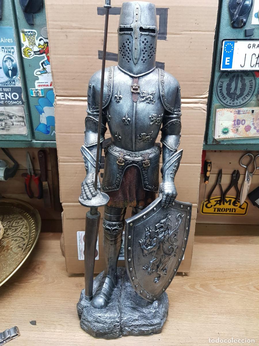 Antig&uuml;edades: FIGURA DE GUERRERO MEDIEVAL CON ARMADURA