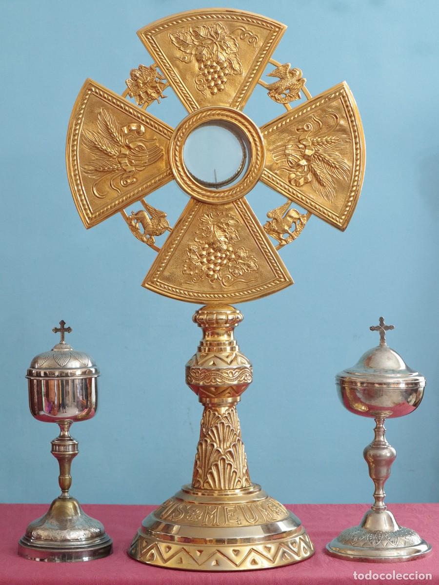 Antig&uuml;edades: Gran custodia elaborada en bronce dorado con motivos religiosos. Pps. S. XX. Mide 68 cm de altura.
