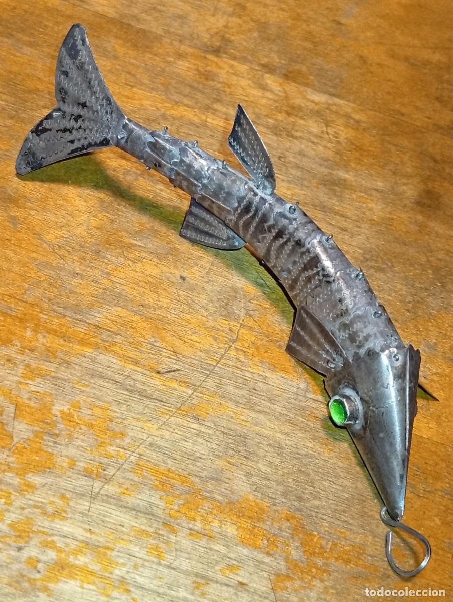 Antig&uuml;edades: Precioso pez plata articulado ojos cabuj&oacute;n verde cristal contrastado a&ntilde;os 50