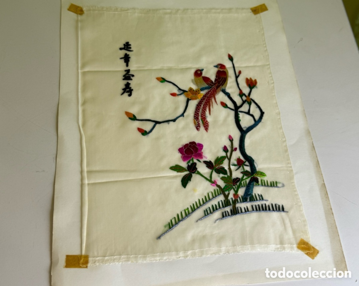 Antig&uuml;edades: Antiguo bordado chino sobre seda con pareja de aves ex&oacute;ticas y flores. China, primera mitad siglo XX