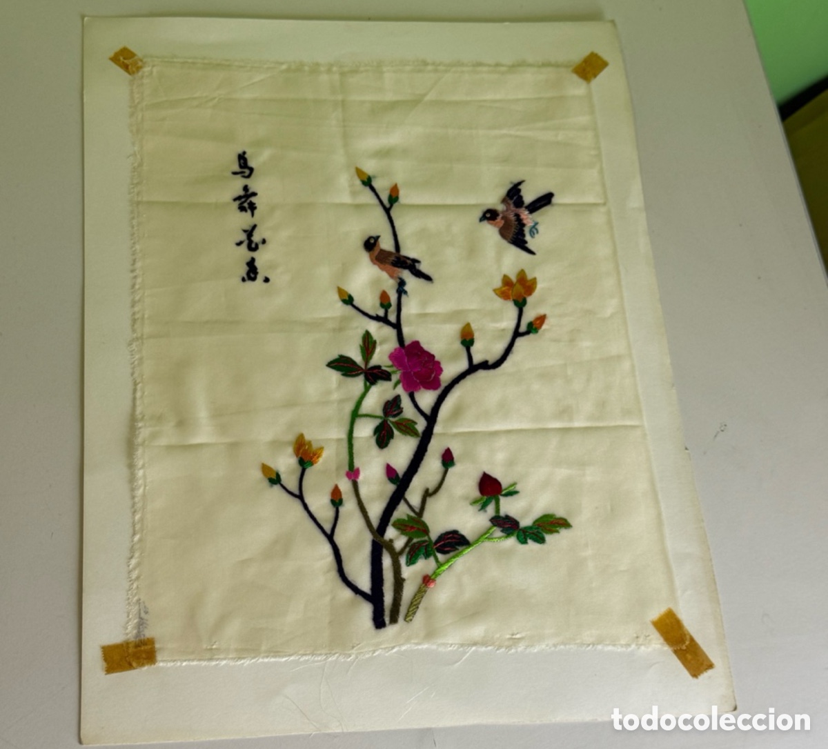 Antig&uuml;edades: Antiguo bordado chino sobre seda con aves y flores. China, primera mitad siglo XX